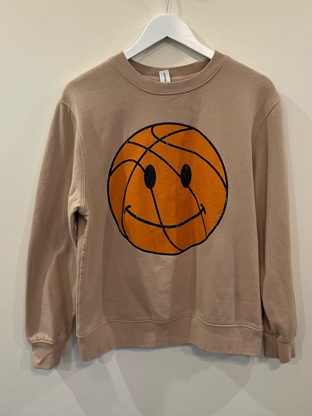 Basketball Smiley Face Crewneck Pullover Sweatshirt Distressed Tan Medium